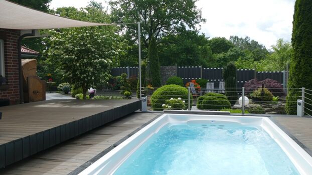 offener Pool, links das Rolldeck