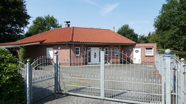 FeHa von vorne mit Toreinfahrt