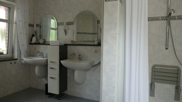 Bad angrenzend an Schlafzimmer 2 (barrierefrei)