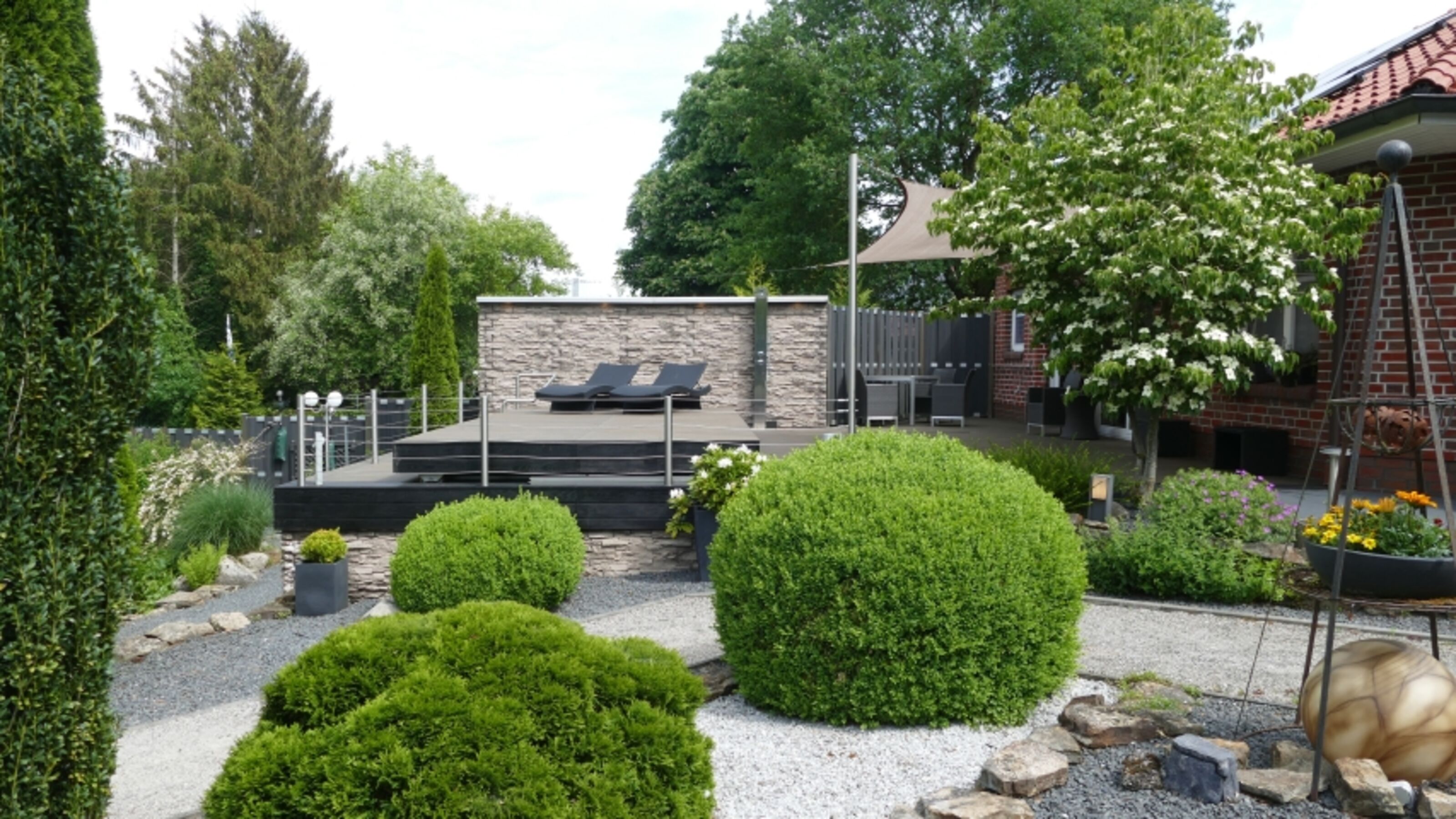 Blick zum geschlossenen Pool