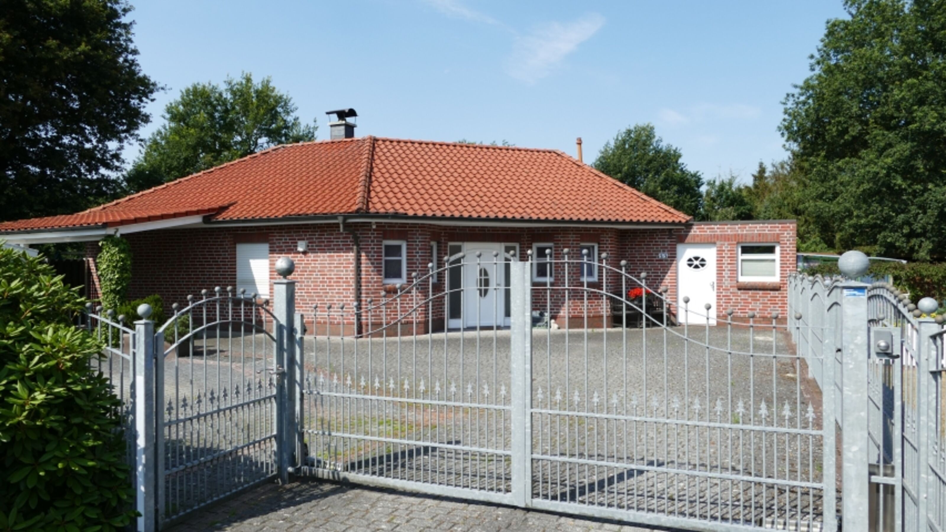FeHa von vorne mit Toreinfahrt