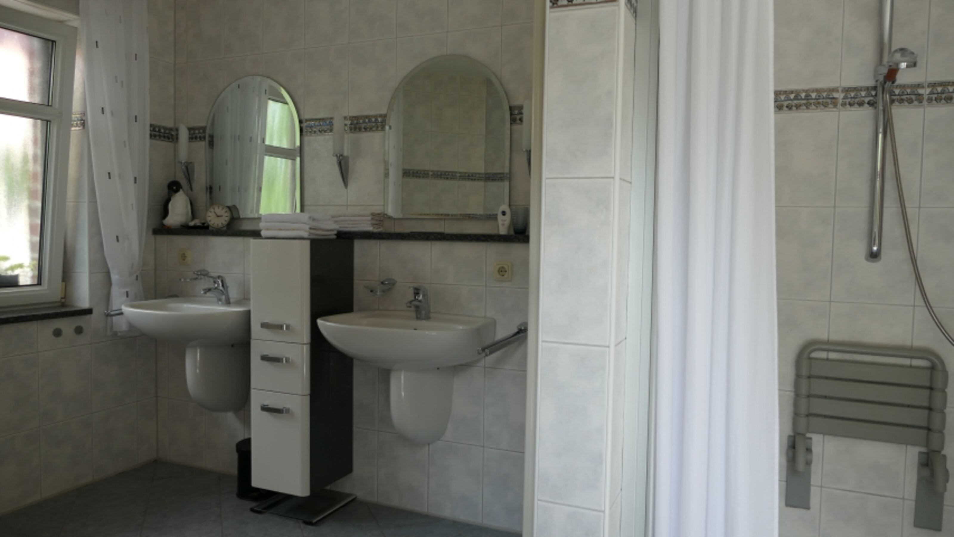 Bad angrenzend an Schlafzimmer 2 (barrierefrei)