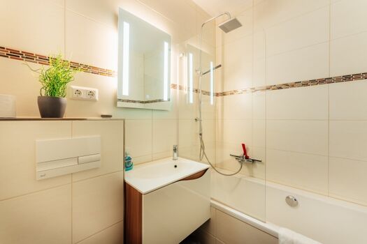 Badezimmer mit Duschwanne