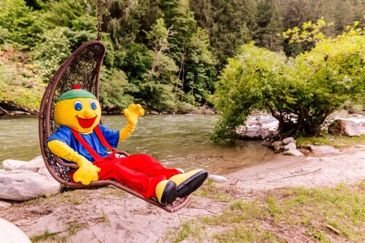 Smiley im Relaxstuhl am Fluss