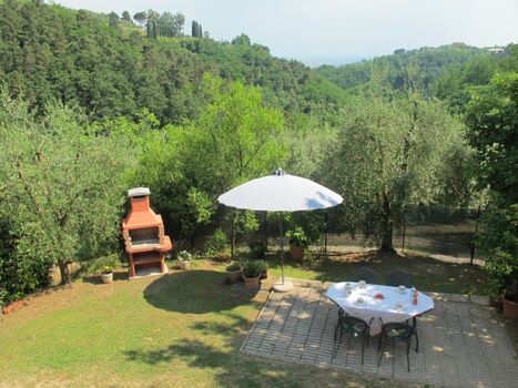 Ausblick vom Doppelzimmer mit Kinderbett in der ersten Etage.