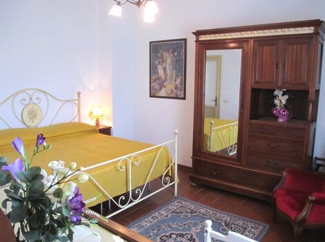 Doppelbettzimmer mit Kinderbett in der ersten Etage.