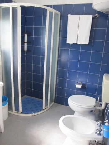 Badezimmer im Erdgeschoss mit Dusche, WC und Bidet.