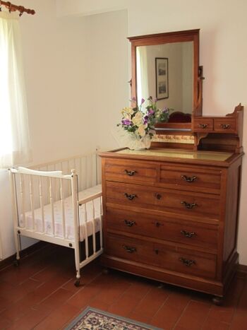 Doppelbettzimmer mit Kinderbett in der ersten Etage.