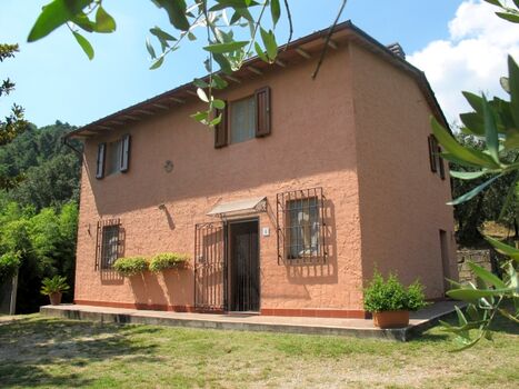 Viel Privatsphäre genießen Sie in diesem alleinstehenden komplett eingezäunten Ferienhaus inmitten eines Olivenhaines.