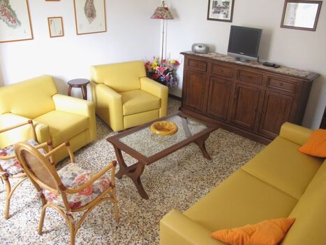 Wohnzimmer im Erdgeschoss mit SAT-TV.