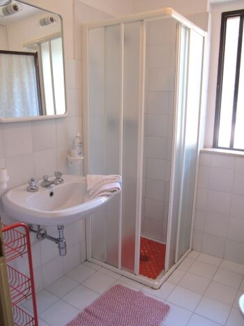 Badezimmer in der ersten Etage mit Dusche, WC, Bidet.