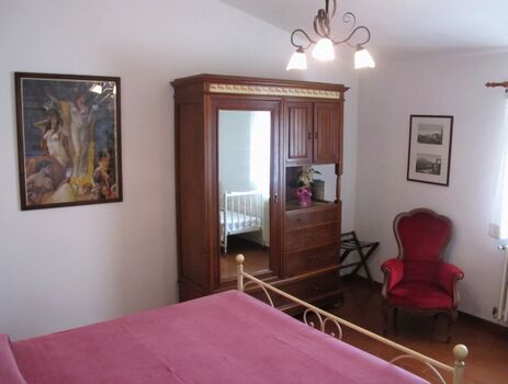 Doppelbettzimmer mit Kinderbett.