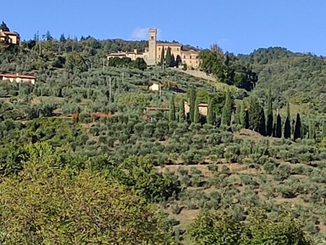 Cozzile ist eines der besuchenswerten Hügeldörfer in der Nähe des Ferienhauses mit einzigartigem Ausblick auf die Talebene..