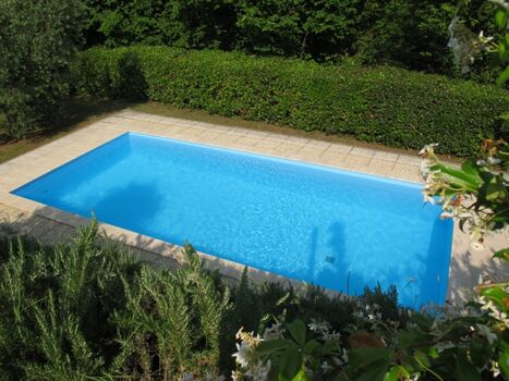 Der Pool mißt 4 x 8 m und ist 1,30 m tief.