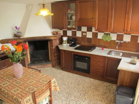 Gut ausgestattete Küche im Erdgeschoss.