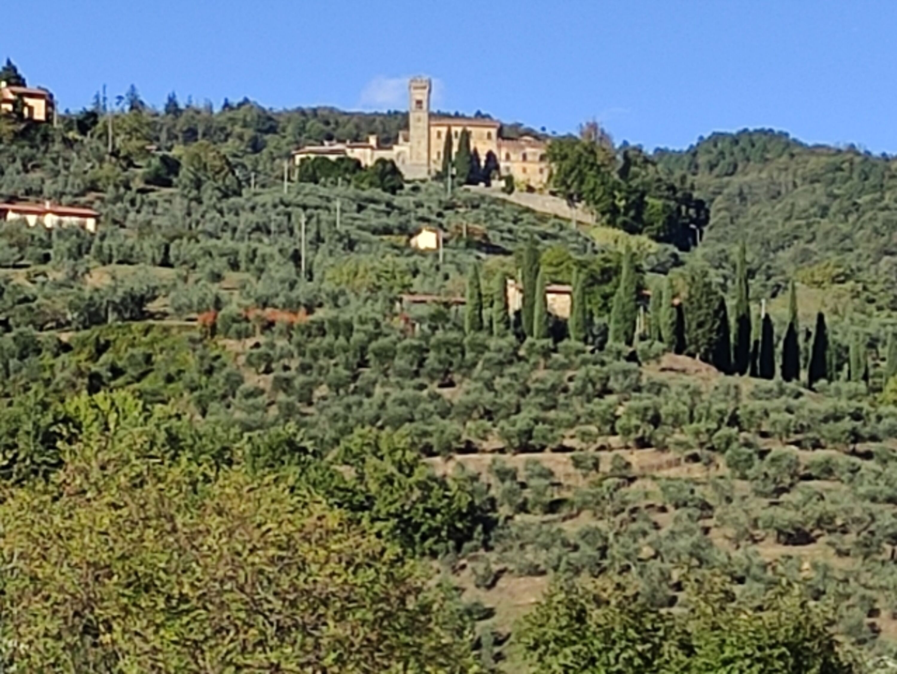 Cozzile ist eines der besuchenswerten Hügeldörfer in der Nähe des Ferienhauses mit einzigartigem Ausblick auf die Talebene..