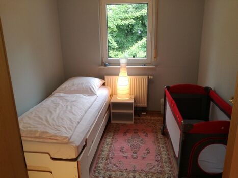 Platz für ein Babybett, das kann man aber auch ins größere Schlafzimmer stellen. Umfangreiche Kinderausstattung im Haus.