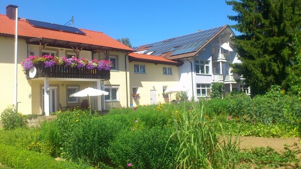 Ein ehemaliger Bauernhof mit ganz viel Grün drumherum