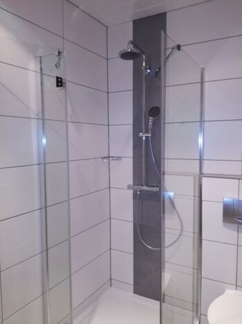 Moderne Regenschauerdusch, bodeneben, Glaswand