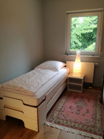 Das kleine Zinmmer hat zwei Stapelbetten, die man als Einzelbetten , hohes Bett oder Doppelbett stellen kann. Für ein zweites Paar ist das Zimmer aber zu klein bzw. nur als Mompromiss nutzbar