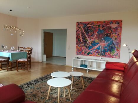 Ein super großer Wohnraum, lässt damit gut mit anderen Wohnungen im Haus kombinieren. Am Tisch können bis zu 10 Personen Platz finden