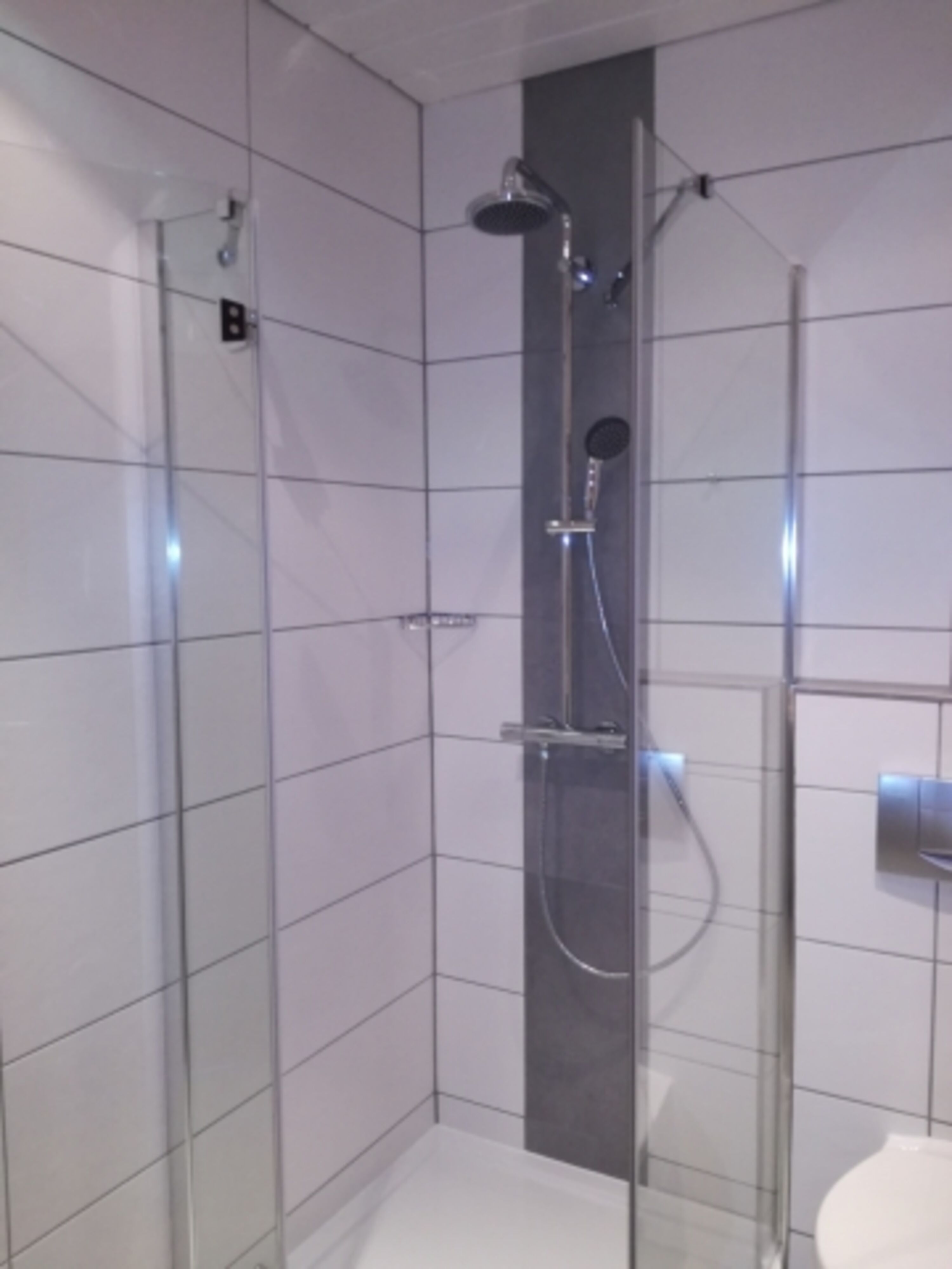 Moderne Regenschauerdusch, bodeneben, Glaswand