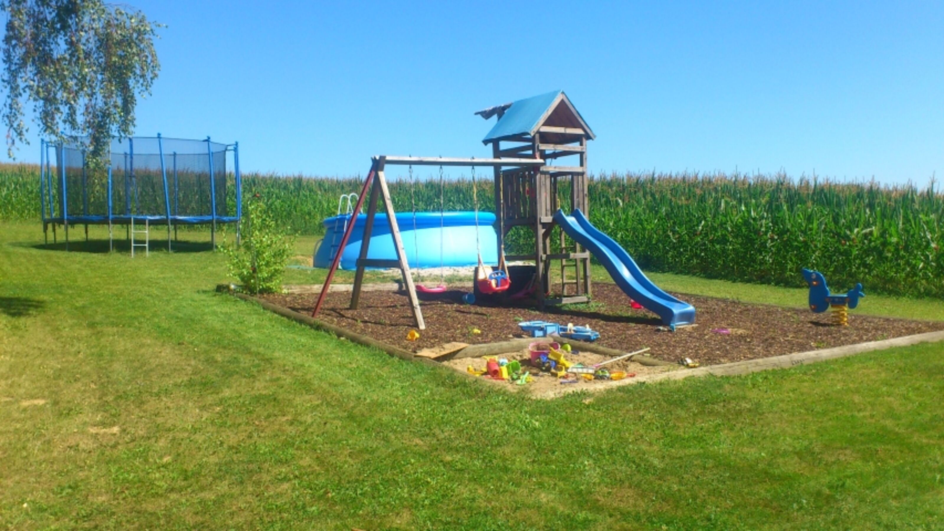 Ein großer Spielplatz erfreut die Kinder