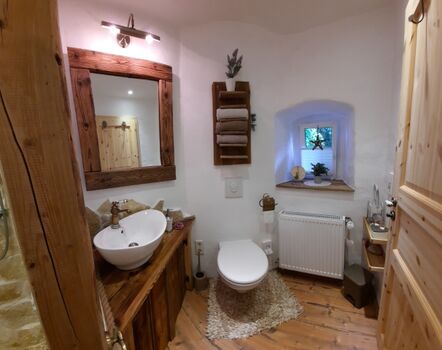 Badezimmer mit WC und Dusche 