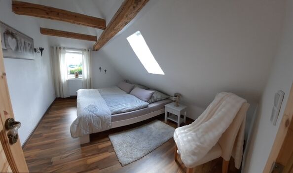 Schlafzimmer mit Doppelbett ohne TV