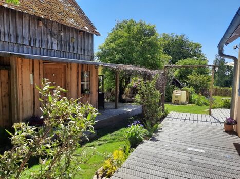 Holzscheune mit überdachter Terrasse 