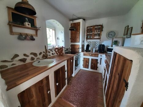 Die Küche mit Spülmaschine und vielen anderen Geräten 