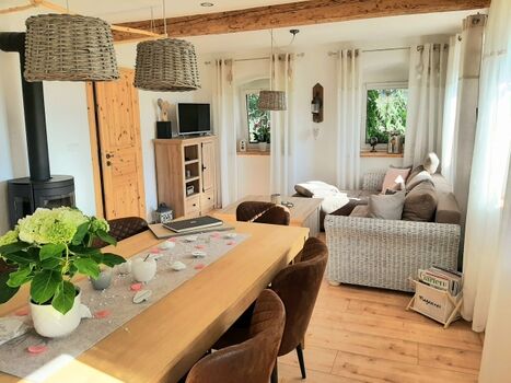 Wohnzimmer mit Essbereich und Kaminofen 