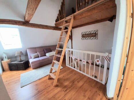 Galerie in der oberen Etage mit Couch und Leseecke