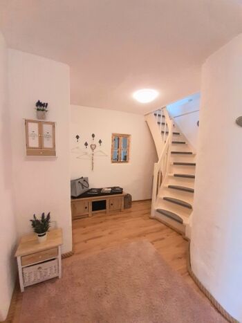 Der Eingangsbereich/Flur mit Treppe