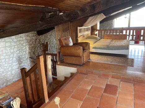 Eingangsebene mit Schlafbereich und Treppe zum Zwischenstock und Wohnbereich