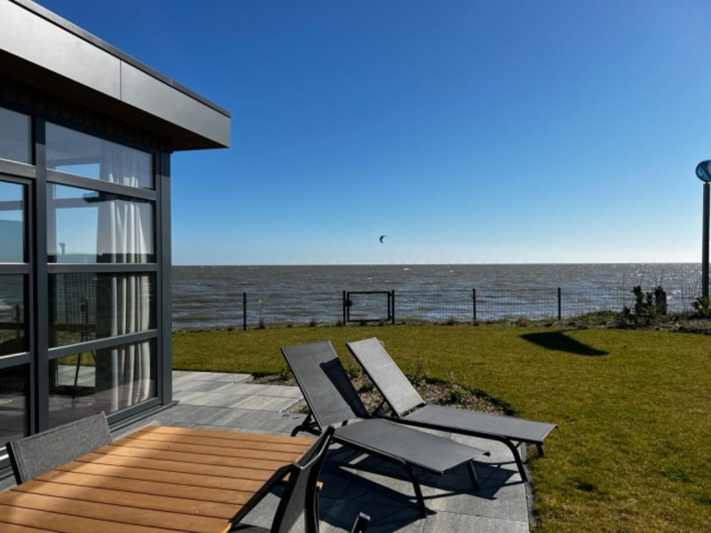 umzäunter Garten mit Terrasse - mit Mega-Blick