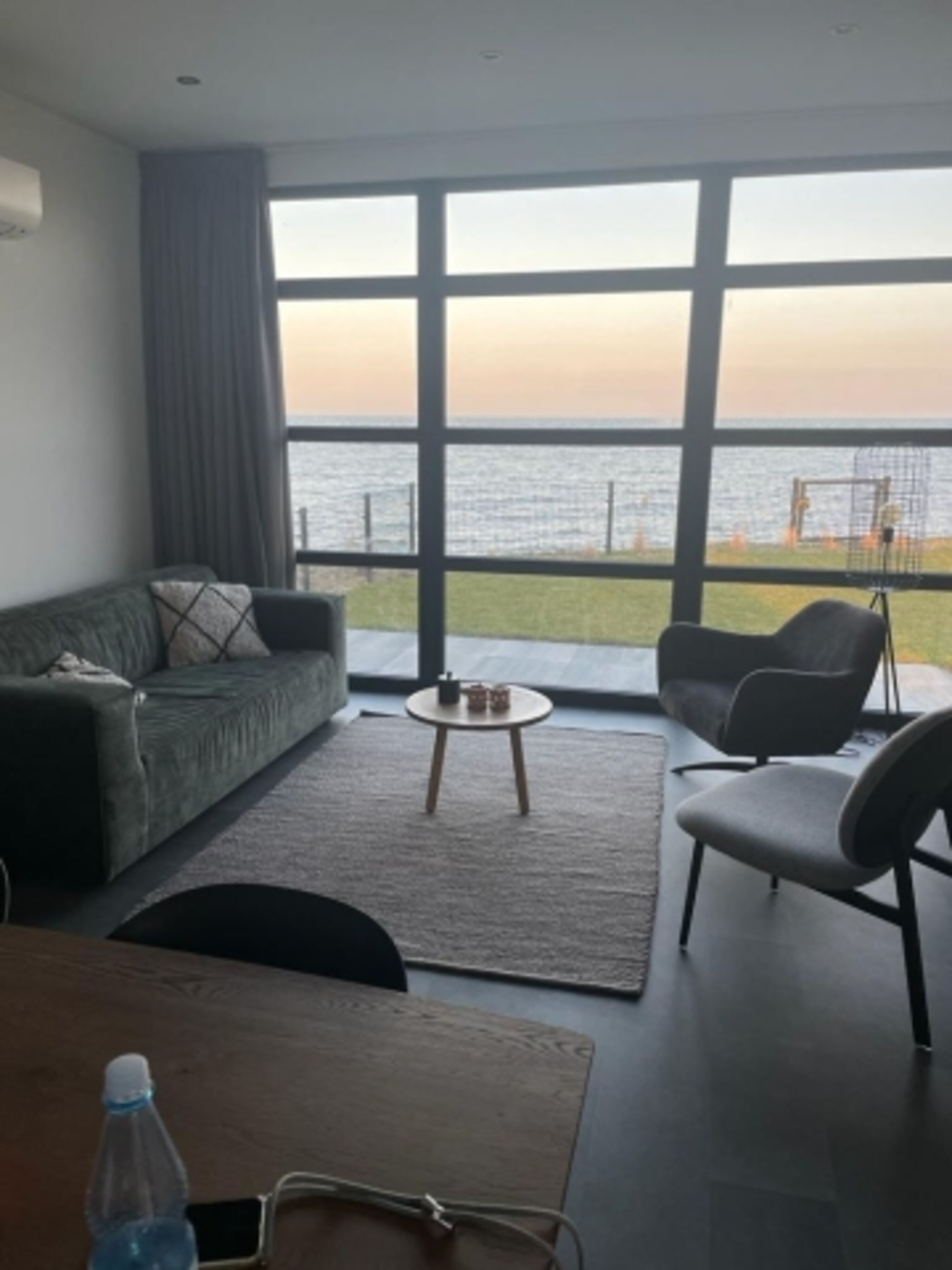 Fenster mit Meerblick
