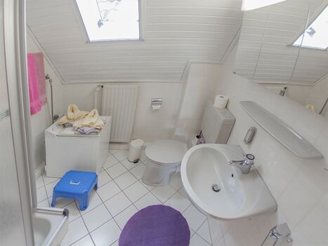 Helles Fensterduschbad mit Waschmaschine