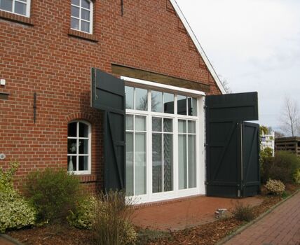 Große Fensterfront mit einer Terrasse