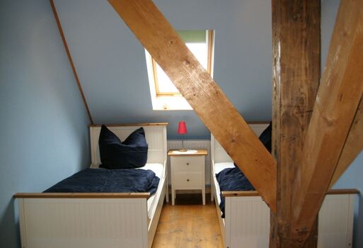 Schlafzimmer 2 mit zwei Einzelbetten 