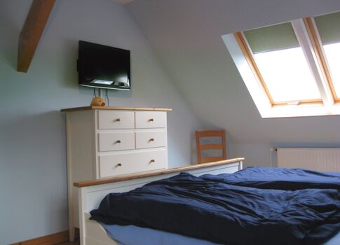 Schlafzimmer 1 mit TV