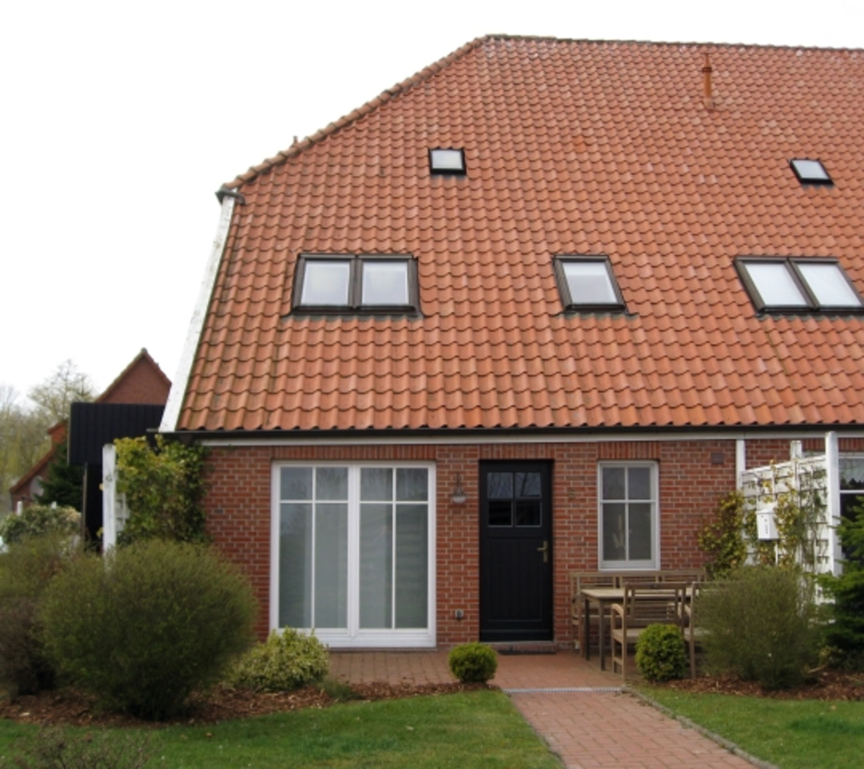Eingang mit gemütlicher Terrasse
