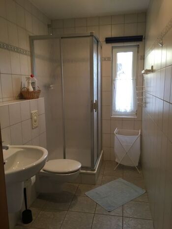 Typ 3 Bad mit Dusche, WC, Fön...