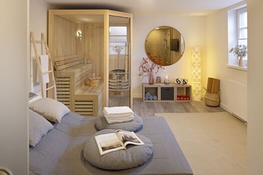 Wellnessbereich mit Sauna und Fitnessgeräten
