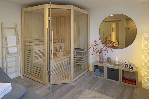 Wellnessbereich mit Sauna und Fitnessgeräten