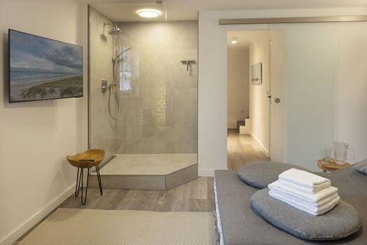 Wellnessbereich mit Sauna und Fitnessgeräten