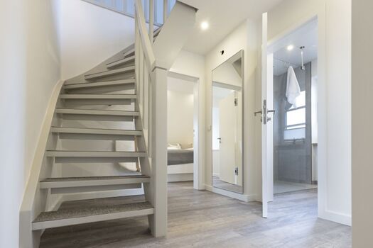 Flur und Treppe ins 2 OG