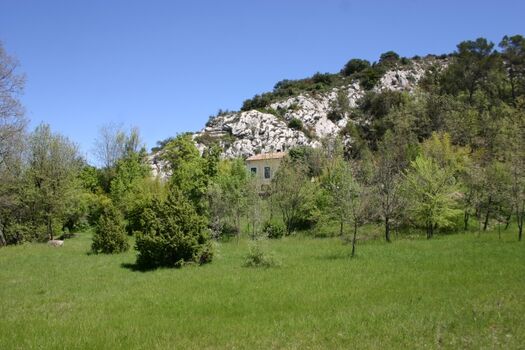 Blick auf Haus und Fels