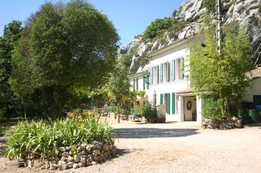 großer Platz vor dem Haus