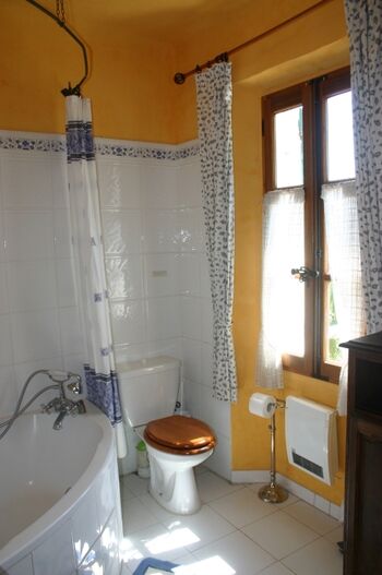 Bad mit Echbadewanne und Regendusche